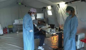 Nouveau coronavirus: une tente de premiers secours installée devant l'hôpital de Crémone en Italie