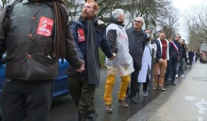 "On est à bout": Chaîne humaine devant un hôpital parisien