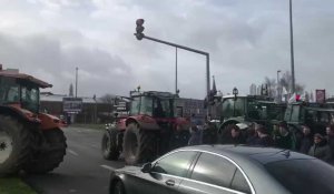 Une quinzaine de tracteurs bloque l'entrée nord d'Arras 