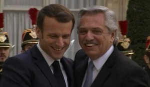 Emmanuel Macron accueille le président argentin Alberto Fernandez à l'Élysée