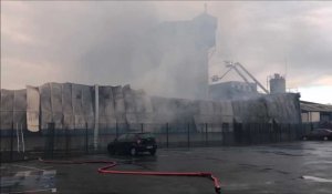 Un énorme incendie ravage l'usine Soufflet alimentaire à Valenciennes