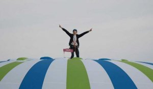 Un Français bat le record du monde debout sur une mongolfière à plus de 1000 mètres du sol