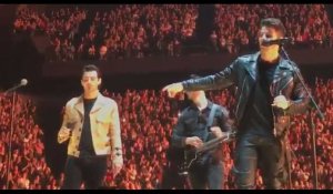 Les Jonas Brothers fêtent l'anniversaire de Sophie Turner en plein concert (vidéo)