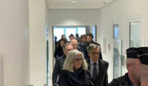 Les époux Fillon arrivent puis repartent du tribunal, après la suspension de leur procès