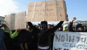 À Lesbos, les migrants manifestent contre leurs conditions de vie au camp de Moria