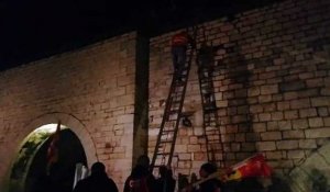 Grève : des syndicalistes grimpent sur le pont d'Avignon à l'aide d'échelles