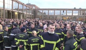 Des dizaines de pompiers manifestent contre les violences