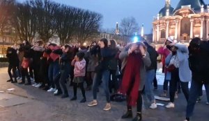 A Lille, Des femmes dansent et chantent pour les femmes violées