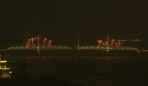 "Allez Wuhan!": un spectacle de lumières pour soutenir Wuhan, épicentre du virus chinois coupé du monde