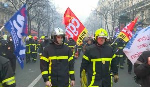 Salaires, retraites, charge de travail: les pompiers manifestent à Paris (2)