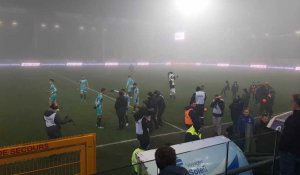M. Dierick annonce l'arrêt définitif du match entre Charleroi et Malines. Les Zèbres, forcément déçus vu le score (1-0), vont saluer leurs fans