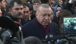 Turquie: Erdogan visite les zones sinistrées par le séisme