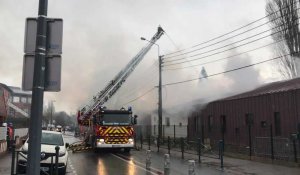 Les pompiers ont déployé la grande échelle pour venir à bout de l'incendie qui a frappé la crèche La Buissonnière en construction à Marcq-en-Baroeul.