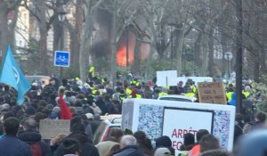 Quelques milliers de "gilets jaunes" manifestent à Paris