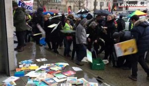 Avignon : les enseignants jettent leurs livres devant la préfecture