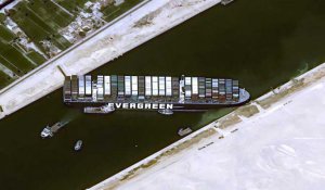 Le Canal de Suez bloqué, certains armateurs étudient un contournement de l'Afrique