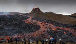 Islande : les spectaculaires coulées de lave attisent la curiosité