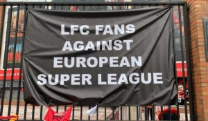 Les fans de Liverpool affichent des pancartes anti-Super Ligue devant Anfield