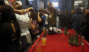 Au Brésil, inondé par le virus,  la police fait une descente dans un bar, et arrête 100 clients