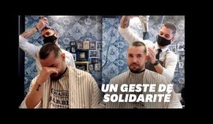 Ce coiffeur se rase la tête en solidarité avec son ami qu'il coiffe, atteint d'un cancer