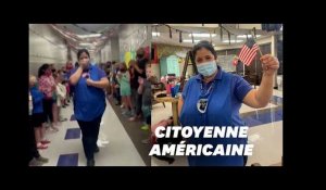 Des écoliers célèbrent leur responsable de cantine, devenue citoyenne américaine
