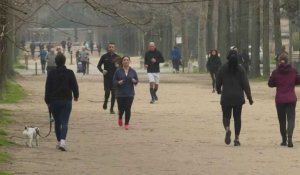 Paris: les joggeurs et les promeneurs en nombre au 2e jour de confinement