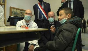 Covid-19: Blanquer assiste à des tests salivaires dans une école dans l'Aisne
