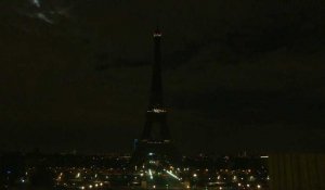 La Tour Eiffel plonge dans le noir pour la 15e edition de Earth Hour