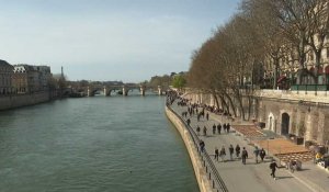 Avec une météo printanière, des Parisiens profitent des quais de Seine