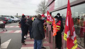 Grève au Carrefour market de Lillers ce samedi matin
