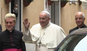Le pape François arrive pour une messe privée à Rome