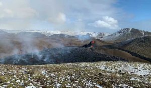 Islande: la petite éruption volcanique continue et de la lave rouge s'écoule