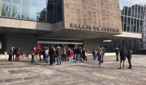 Un rassemblement de soutien au journaliste Gérard Fumex et à un militant d'Extinction Rebellion devant le palais de justice d'Annecy
