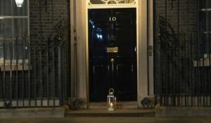 Une bougie allumée devant Downing Street pour commémorer les victimes du Covid