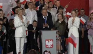 Pologne: le président sortant Duda, au coude à coude avec son opposant, arrive à son QG de campagne