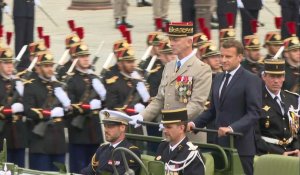 14-Juillet: à bord d'un command-car, Emmanuel Macron arrive à la cérémonie version Covid