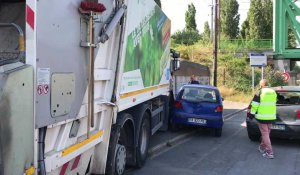 Pont-à-Vendin: un camion-poubelle finit sa course dans une maison 
