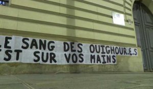 Les "Colleuses" dénoncent le génocide des Ouïghours