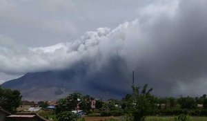 Indonésie: le Mont Sinabung entre en éruption