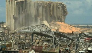 Des bulldozers déblayent les décombres du port dévasté de Beyrouth