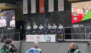 Départ de la Flèche Wallone 2020 à Herve : présentation de Kevin Van Melsen, le régional de la course, et de Tadej Pogacar, le vainqueur du Tour de France + le départ du peleton.