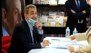 Nicolas Sarkozy en dédicace à Compiègne, sans commenter l'actualité