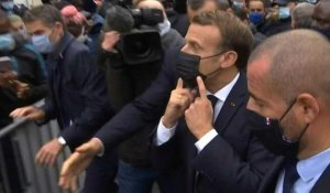 "Mettez bien les masques": Macron rappelle les gestes barrières aux habitants des Mureaux