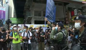 La police de Hong Kong demande à la foule de se disperser dans un quartier commerçant