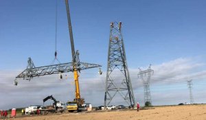 Gavrelle : montage d'un pylône sur la future "autoroute de l'électricité" entre Lille et Arras