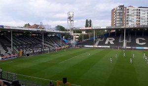 Coup d'envoi Charleroi - Ostende. Fumigènes, pétards, chants, drapeaux: les fans carolos mettent l'ambiance depuis l'extérieur du stade