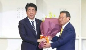 Japon: Yoshihide Suga remplacera Shinzo Abe