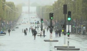 Paris: une journée sans voitures sous la pluie sur les Champs-Élysées