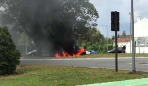 Spectaculaire accident de la route à Douai : le véhicule prend feu, deux blessés à bord