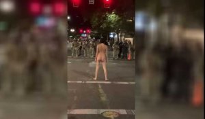 Portland : une Athéna nue manifeste devant les policiers (Vidéo)